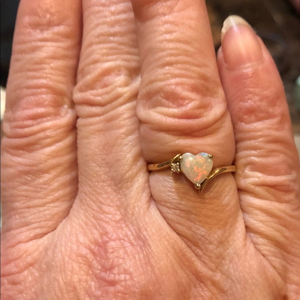 Dainty 14k heart shaped opal ring with natural Diamond. - Picture 7 of 7